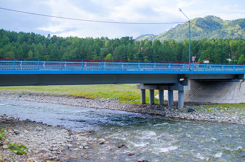 Мост через реку Чемал. Фото Е. Гаврилова