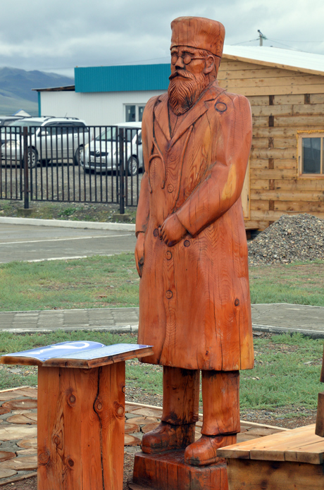 Памятник Земскому врачу в Кош-Агаче
