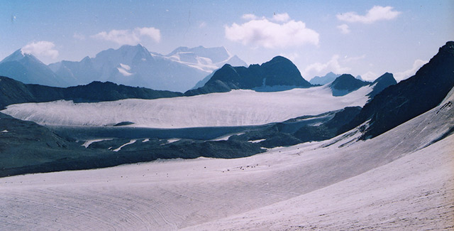 Ледник и вершины Иолдо вдали Белуха