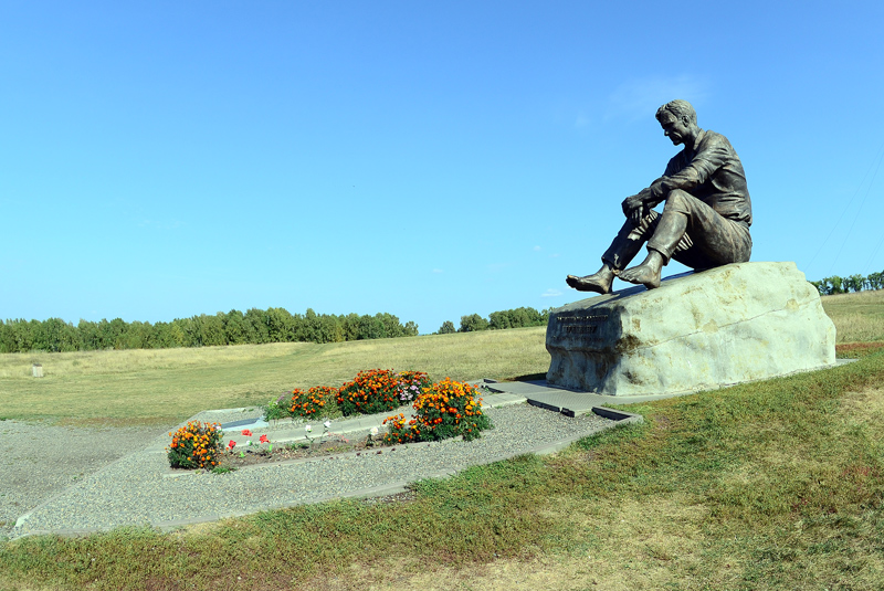 Памятник В.М. Шукшину у с. Сростки