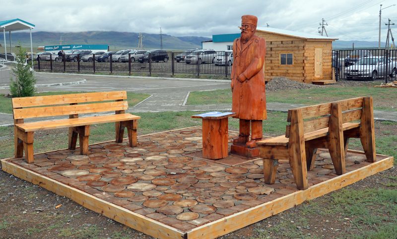 Памятник Земскому врачу в Кош-Агаче