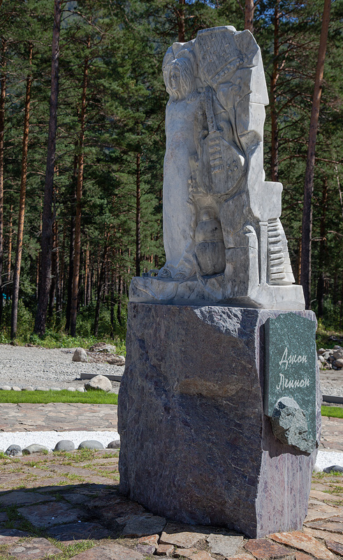 Памятник Джону Леннону на Алтае
