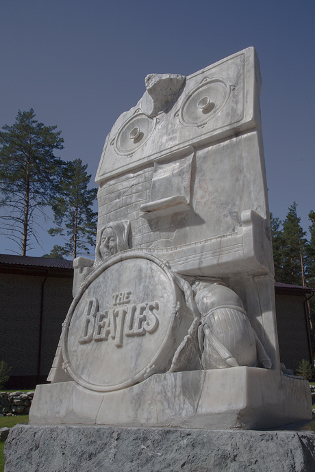Памятник Джону Леннону на Алтае