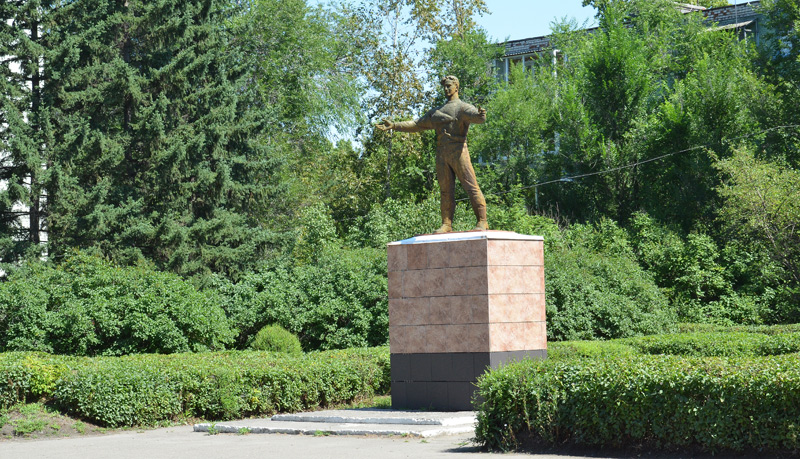 Памятник Г.С. Титову в г. Бийске