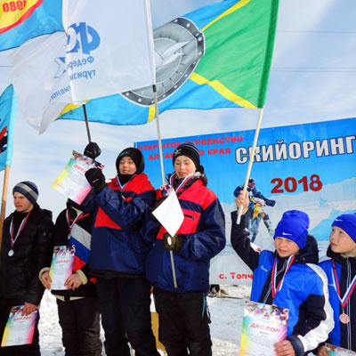 На лыжах за мотоциклом на одной ноге!