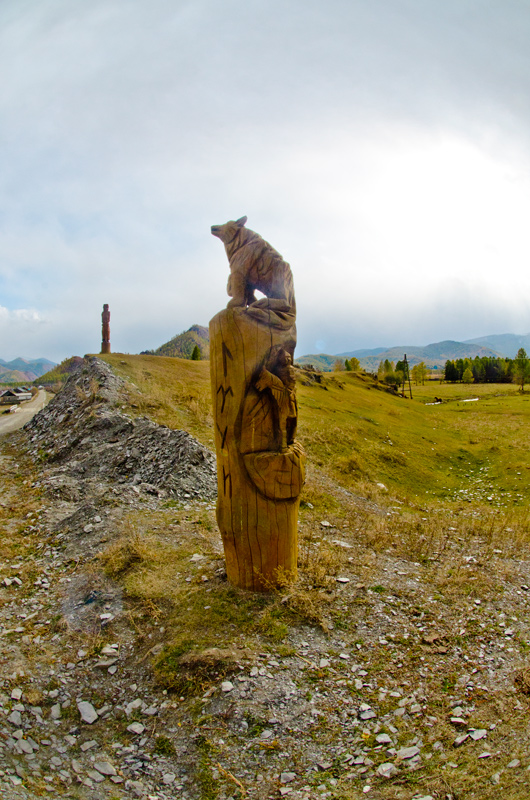 Кулада. Деревянная статуя на въезде в село