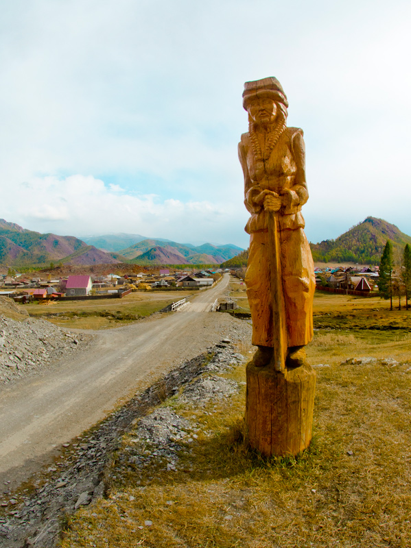 Кулада. Деревянная статуя на въезде в село. Фото Е. Гаврилова