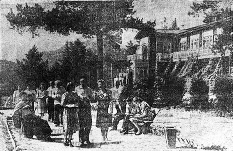 Чемал. Отдыхающие у корпуска №1. Фото В. Николаева