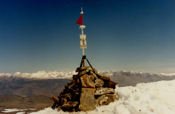 Памятник С.Г. Васильеву на склоне горы Куркурек